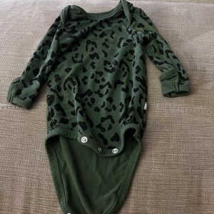 GUC KYTE Baby Bodysuit 0-3 Hunter Green Leopard